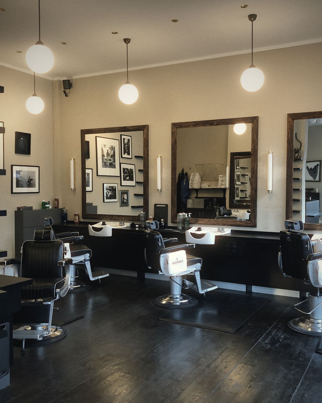 Herrengut Barbershop St. Pauli von innen: Barberstühle und Spiegel
